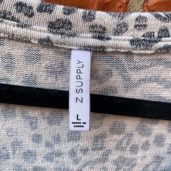 Z Supply womens large leopard animal print vneck short sleeve top - Picture 5 of 9
